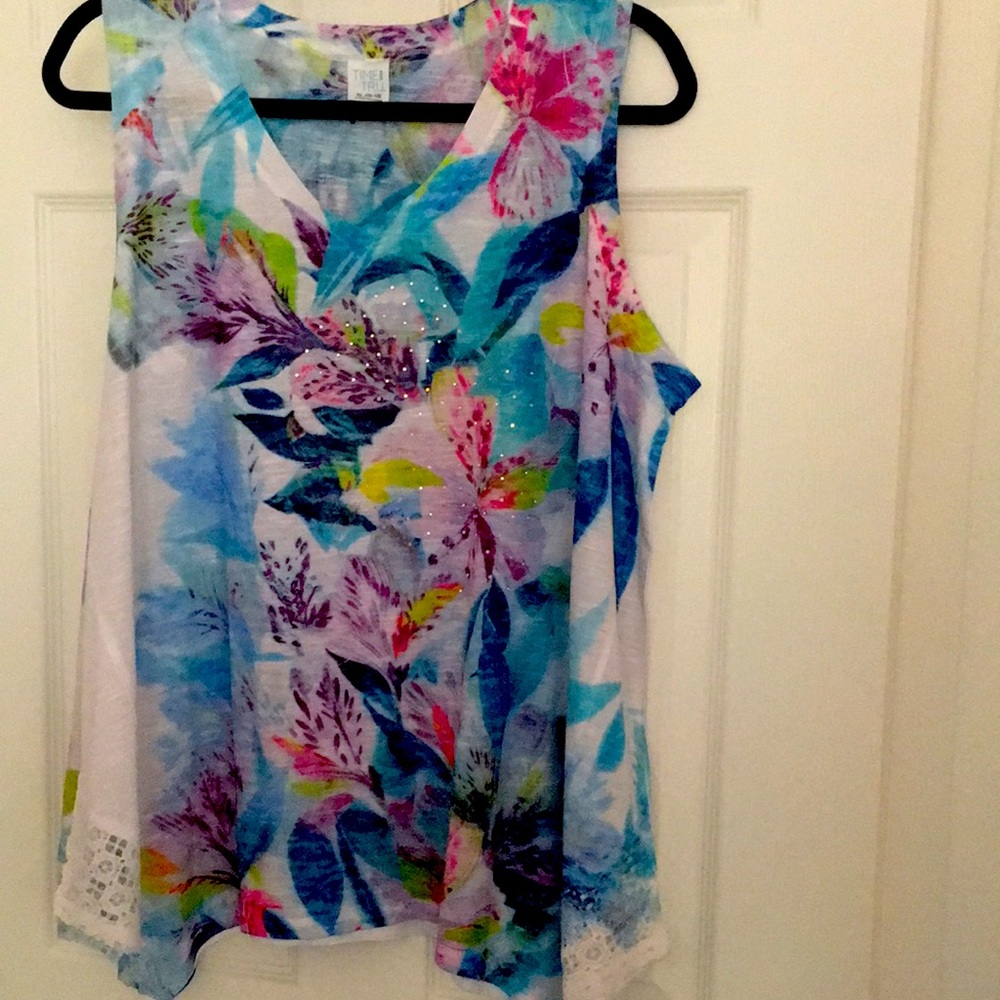 Sleeveless tank top style top. Women’s size 16-18